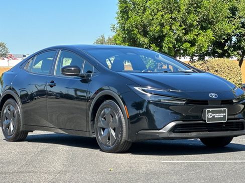 Used 2024 Toyota Prius LE FWD image 7