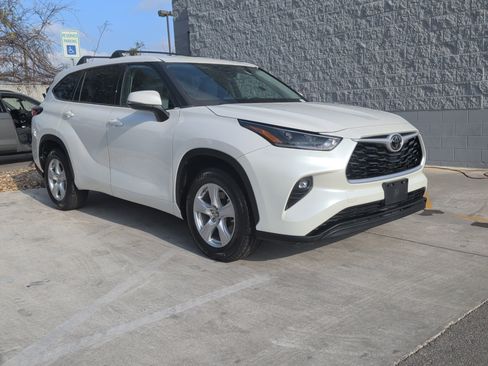 Used 2021 Toyota Highlander LE image 2