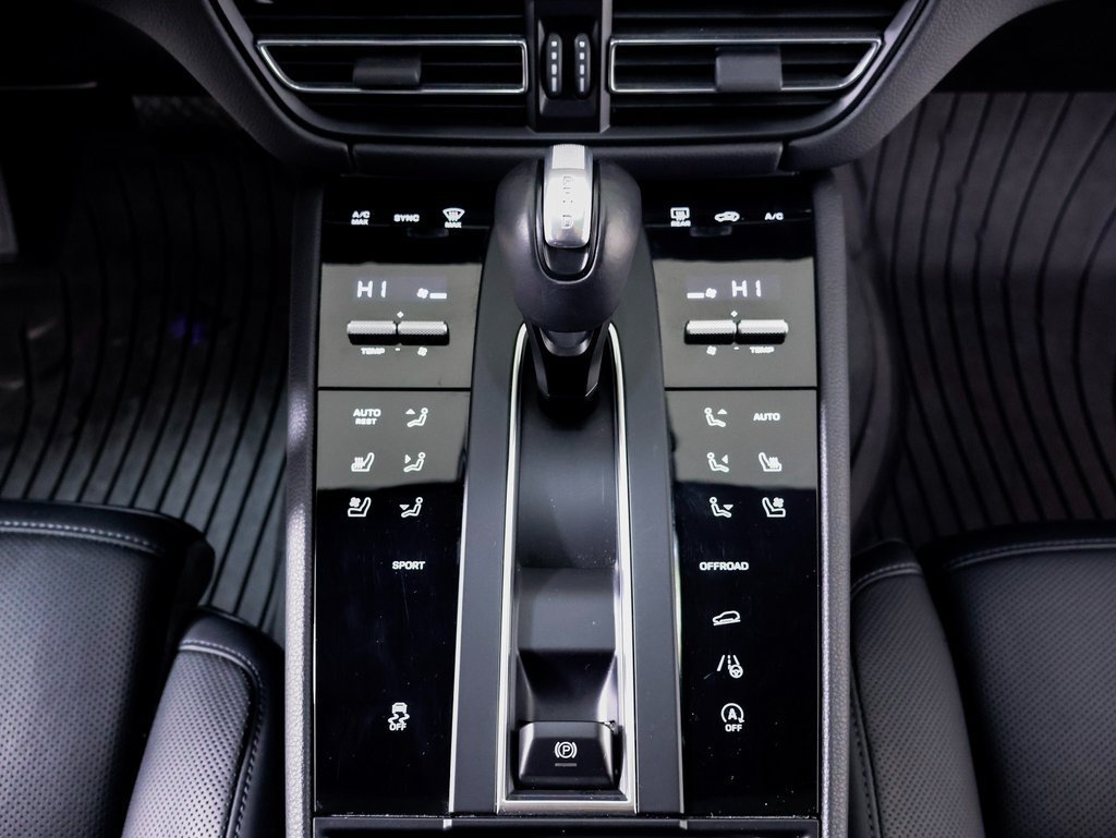 Certified 2025 Porsche Macan AWD/4WD image 19