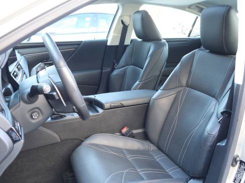 Used 2025 Lexus ES 300h w/ Luxury Package image 33