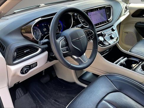 Used 2023 Chrysler Pacifica Limited w/ Uconnect Theater Family Group AWD/4WD image 17