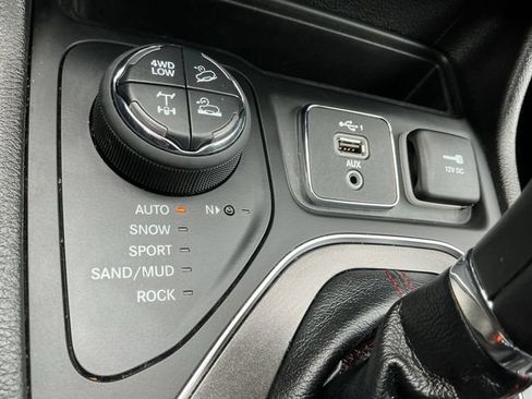 Used 2021 Jeep Cherokee Trailhawk AWD/4WD image 28