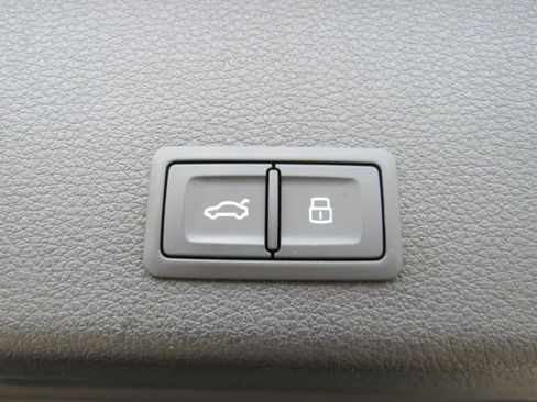 Used 2019 Audi e-tron Prestige w/ Prestige Package image 31