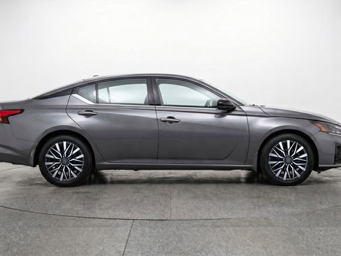 Used 2025 Nissan Altima 2.5 SV FWD image 11