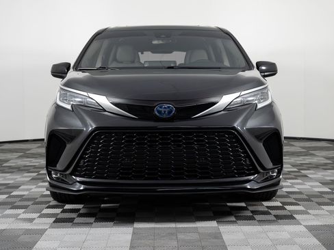 Used 2022 Toyota Sienna XSE w/ XSE Plus Package image 11