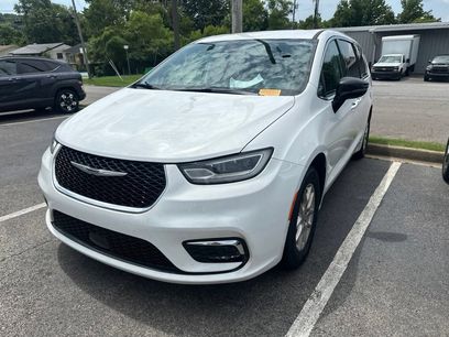 Used 2024 Chrysler Pacifica Touring-L