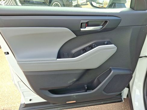Used 2025 Toyota Highlander XLE image 14