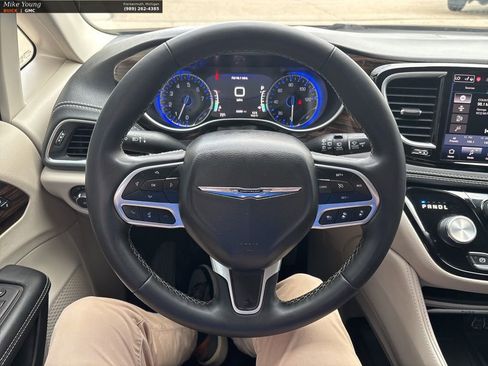 Used 2023 Chrysler Pacifica Limited FWD image 22