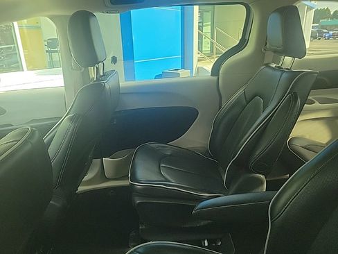 Used 2023 Chrysler Pacifica Limited image 23