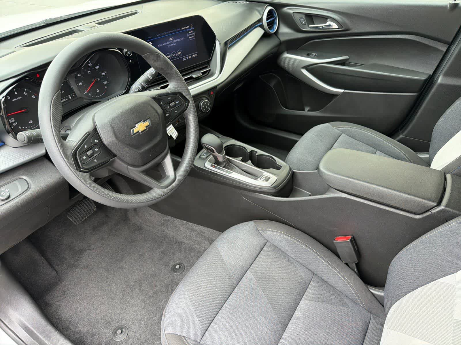 Used 2024 Chevrolet Trax LS w/ LS Convenience Package FWD image 11
