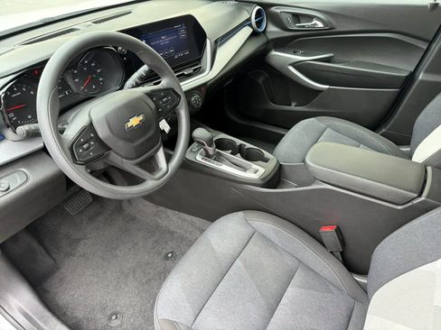 Used 2024 Chevrolet Trax LS w/ LS Convenience Package FWD image 11