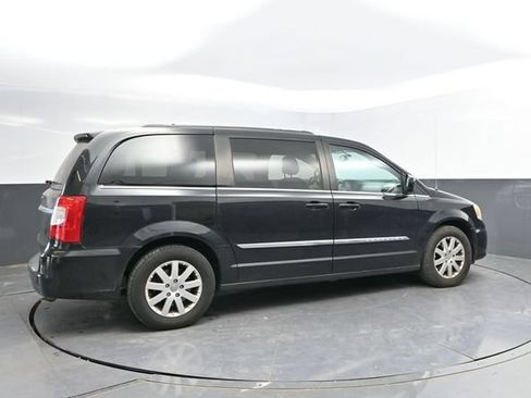 Used 2016 Chrysler Town & Country Touring FWD image 2