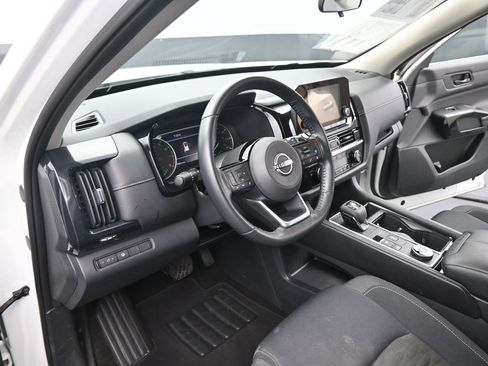 Used 2023 Nissan Pathfinder SV image 9