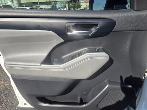 Used 2022 Toyota Highlander XLE image 14