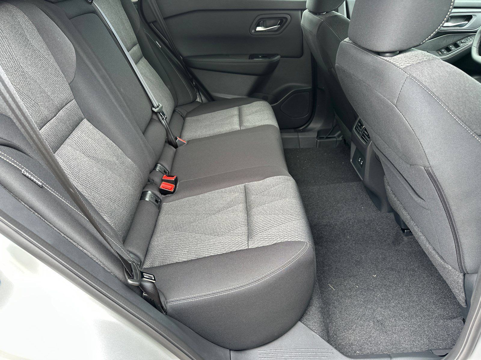 Used 2025 Nissan Rogue SV FWD image 16