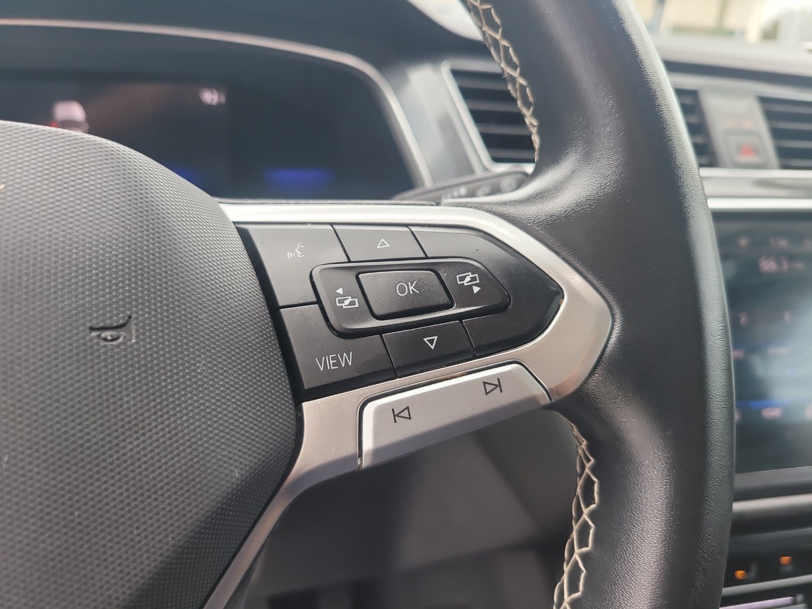 Used 2022 Volkswagen Tiguan SE w/ Panoramic Sunroof Package FWD image 30