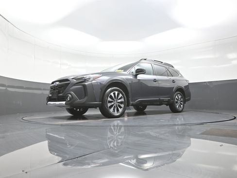 Used 2025 Subaru Outback Limited image 11