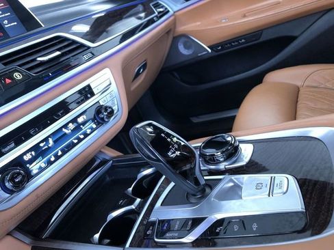 Used 2022 BMW 750i xDrive w/ Luxury Rear Seating Package AWD/4WD image 32