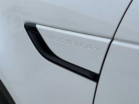 Used 2025 Land Rover Discovery S image 16