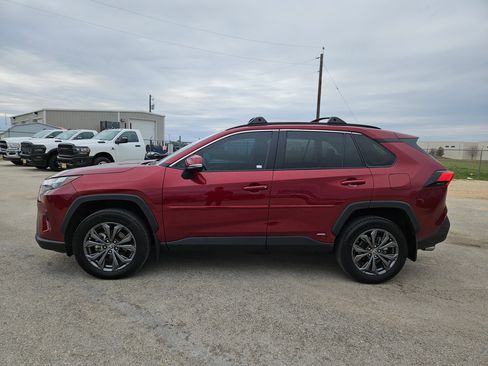 Used 2024 Toyota RAV4 XLE Premium image 6