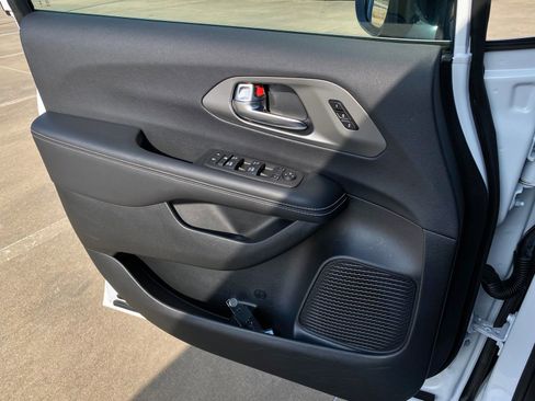 Used 2025 Chrysler Pacifica Select image 22