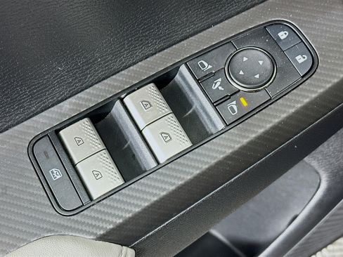 Used 2025 Mitsubishi Outlander SE image 15