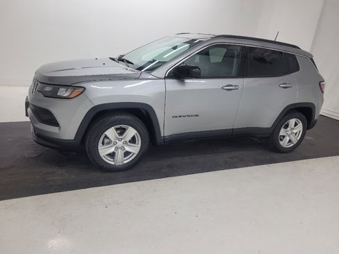 Used 2022 Jeep Compass Latitude FWD image 2