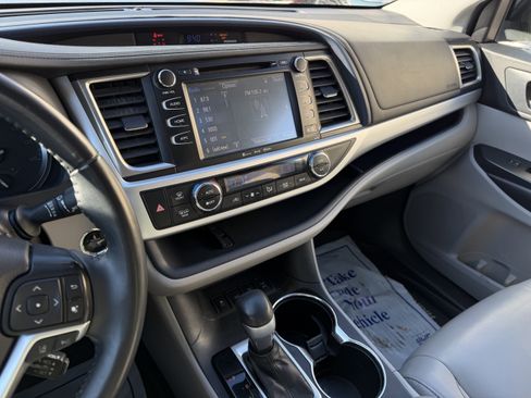 Used 2019 Toyota Highlander AWD V6 image 17