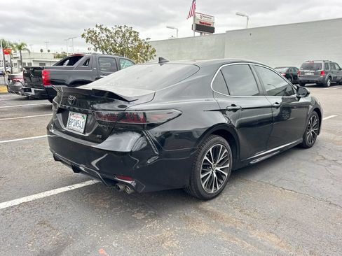 Used 2020 Toyota Camry SE FWD image 3