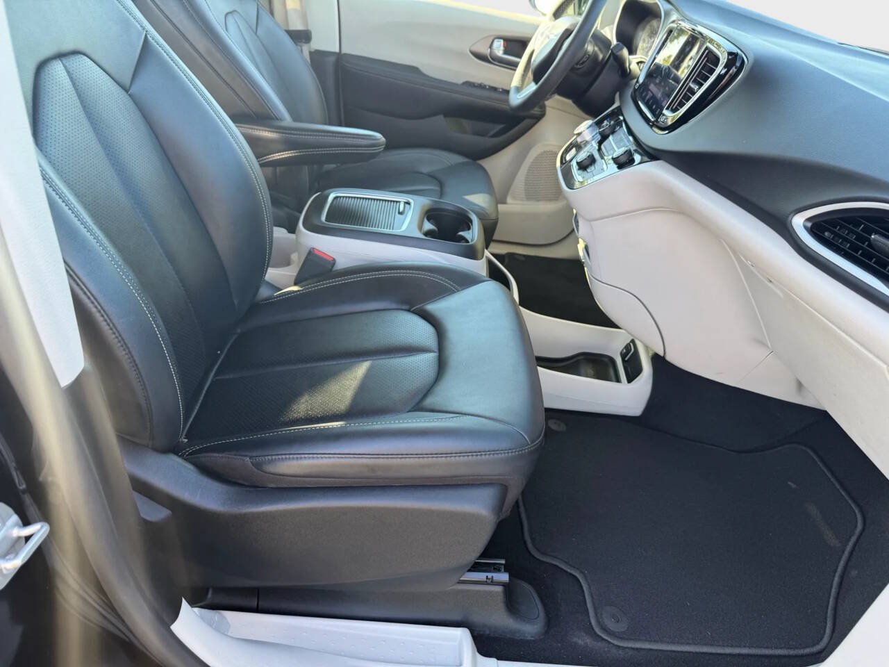 Used 2024 Chrysler Pacifica Touring-L FWD image 12