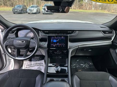 Used 2025 Jeep Grand Cherokee Altitude image 11