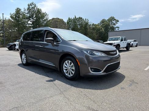 Used 2017 Chrysler Pacifica Touring-L FWD image 4