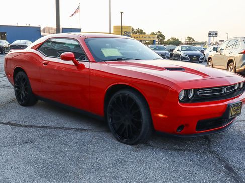 Used 2019 Dodge Challenger SXT image 3