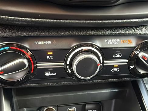 Used 2025 Kia Soul LX FWD image 27