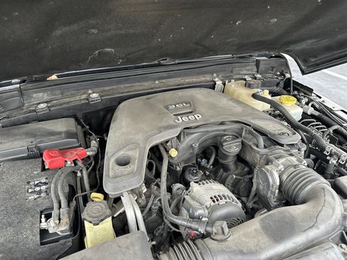 Used 2018 Jeep Wrangler Unlimited Sahara image 32