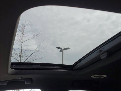 Used 2023 Chevrolet Traverse Premier image 32