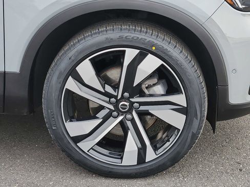 Certified 2024 Volvo XC40 B5 Ultimate w/ Protection Package Premier image 8