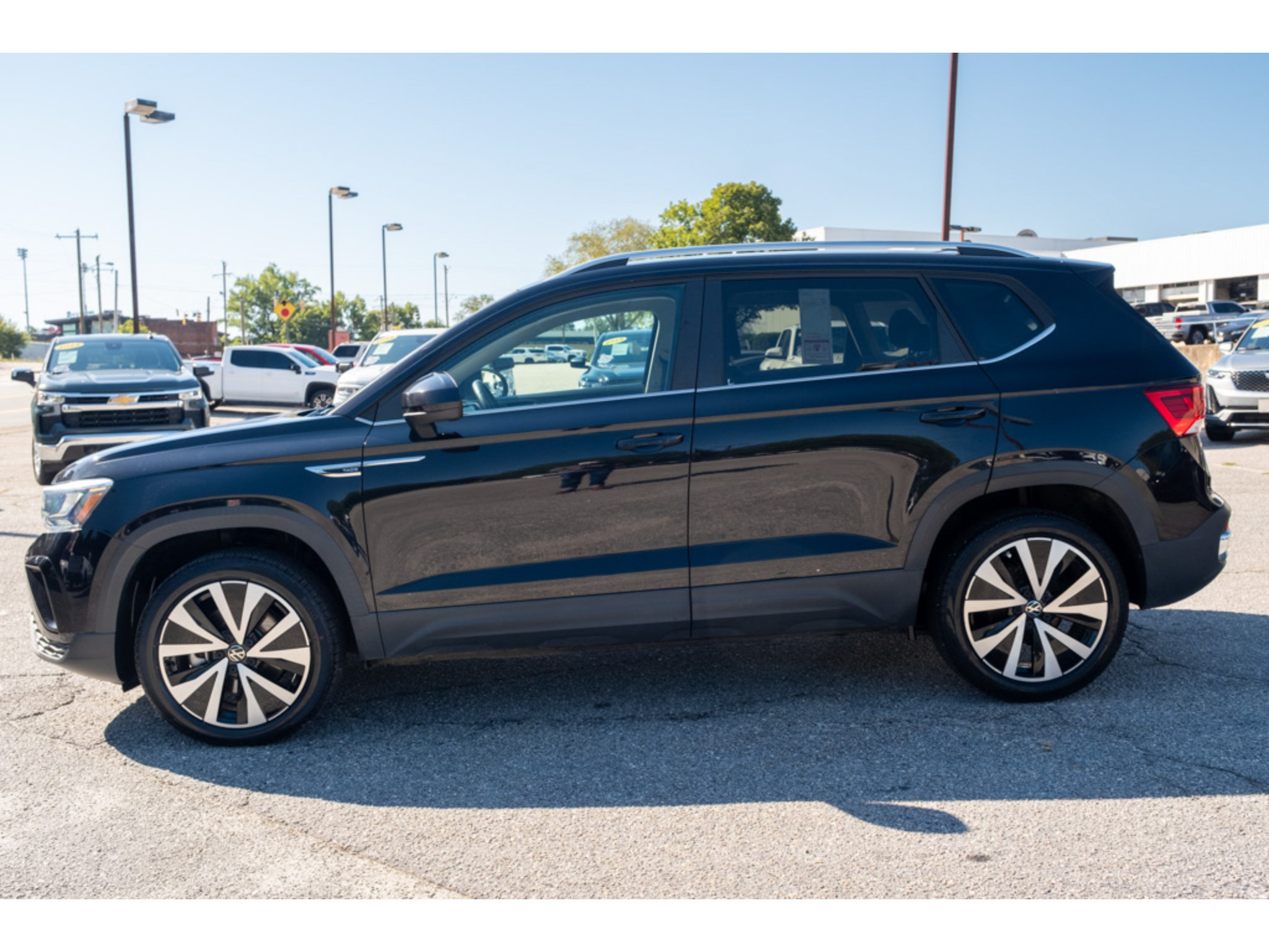 Used 2022 Volkswagen Taos SE FWD image 5