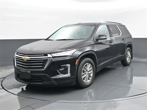 Used 2023 Chevrolet Traverse LT image 2