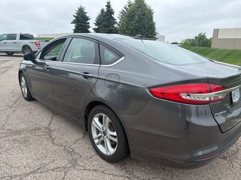 Used 2018 Ford Fusion SE w/ Fusion SE Technology Package FWD image 3