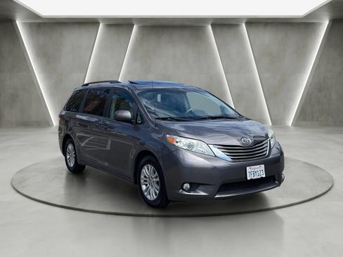 Used 2014 Toyota Sienna XLE FWD image 9
