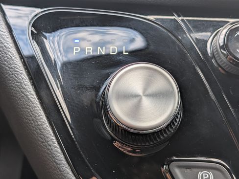 Used 2025 Chrysler Pacifica Select FWD image 31