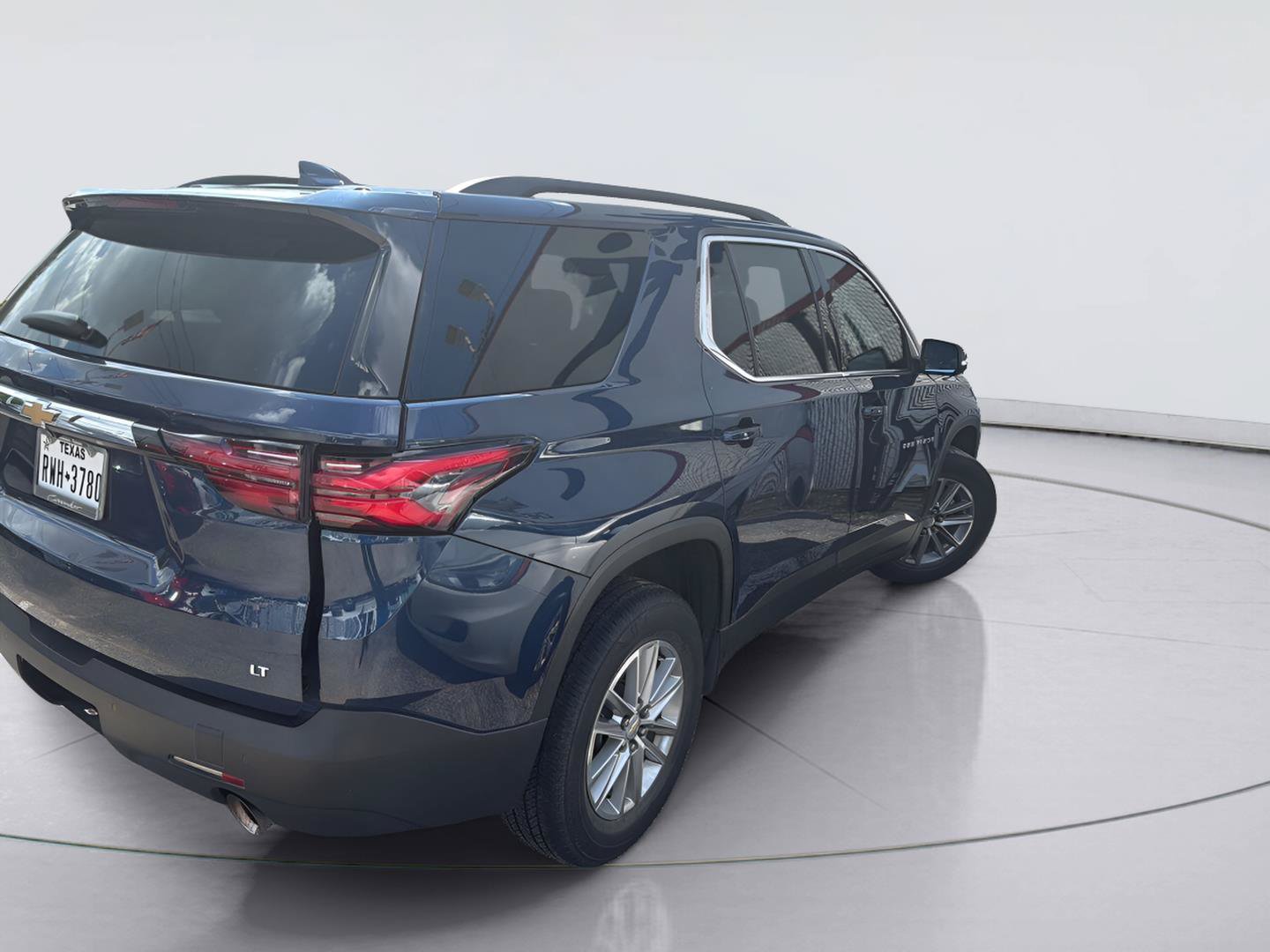 Used 2022 Chevrolet Traverse LT FWD image 3