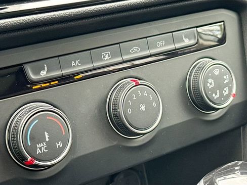 Used 2022 Volkswagen Taos SE FWD image 21