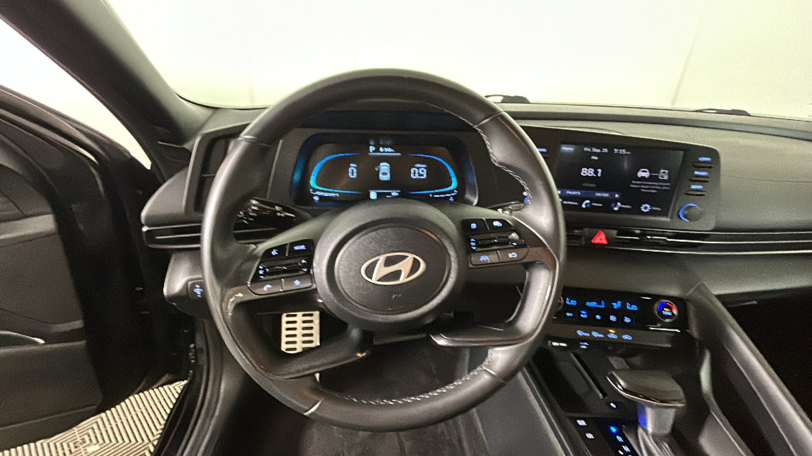 Used 2025 Hyundai Elantra Sport FWD image 18