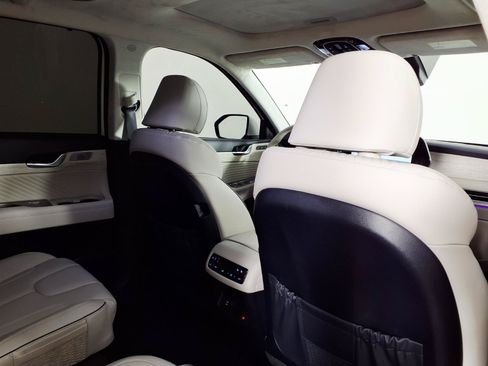 Certified 2025 Hyundai Palisade Calligraphy FWD image 11