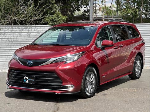Used 2021 Toyota Sienna XLE AWD/4WD image 6