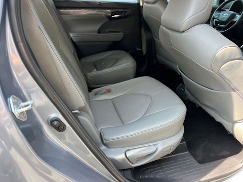 Used 2022 Toyota Highlander Limited image 16