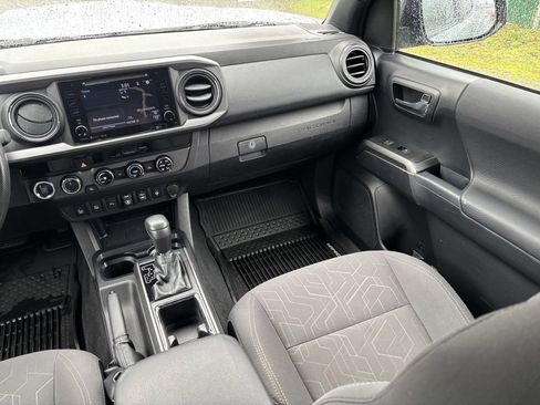 Used 2018 Toyota Tacoma TRD Sport w/ Technology Package image 24