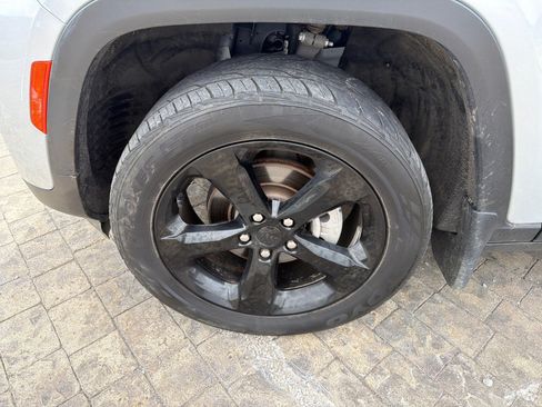 Used 2023 Jeep Grand Cherokee Altitude AWD/4WD image 11